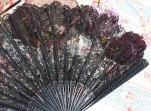 ANTIKER SPITZENFÄCHER von CHANTILLY mit Liebesdekor und junger Frau Ende 19. Jh. - Bild 1 von 23