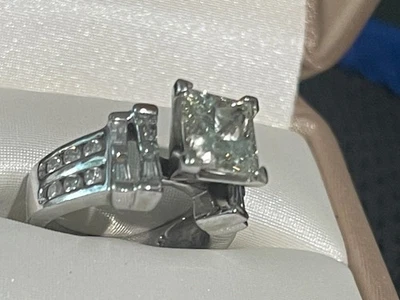 2.03 Ct. Princess cut white gold wedding ring - Image 1 of 4