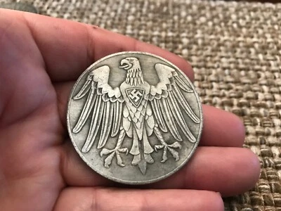 LARGE GERMAN COAT OF ARMS EAGLE WWII COMMEMORATIVE COIN - Image 1 of 3
