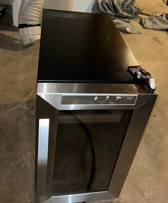 Nevera para vino Ivation de 8 botellas, o mini nevera de 16 latas, plateada Foto 1 de 4