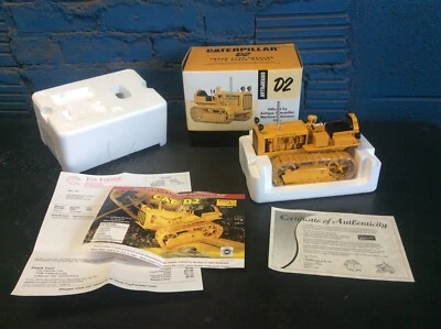 NIB ERTL 1/16 CATERPILLAR D2 DOZER 2003 TOY TRK’N CONST SHOW/ANTIQUE CAT CLUB - Image 1 of 4