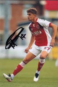 Autógrafo de fútbol americano foto firmado a mano de Fleetwood Town 6x4 de Harrison Biggins 2 - Imagen 1 de 1