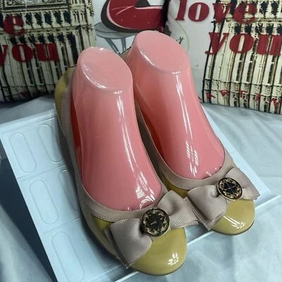 (A2) KATE SPADE Zapatos planos de ballet charol nude con lazo y logo elástico, talla 8 Foto 1 de 4