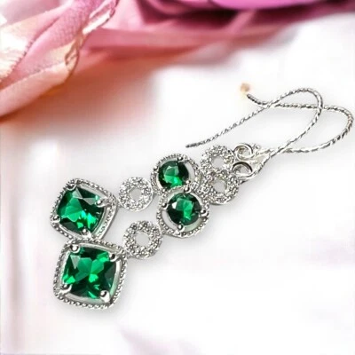 Pendientes brillantes de esmeralda cultivada en laboratorio en plata de ley maciza 925, piedra de nacimiento de mayo Foto 1 de 4