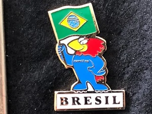  PINS PIN FOOTBALL SOCCER FOOT WORLD CUP 98 FRANCE 1998 BRESIL  3,2/2,2CM - Picture 1 of 1