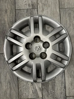 "Cubierta de rueda tapacubos One 05-07 Dodge Grand Caravan 15"" 04743701AA daños en bordillo" Foto 1 de 4