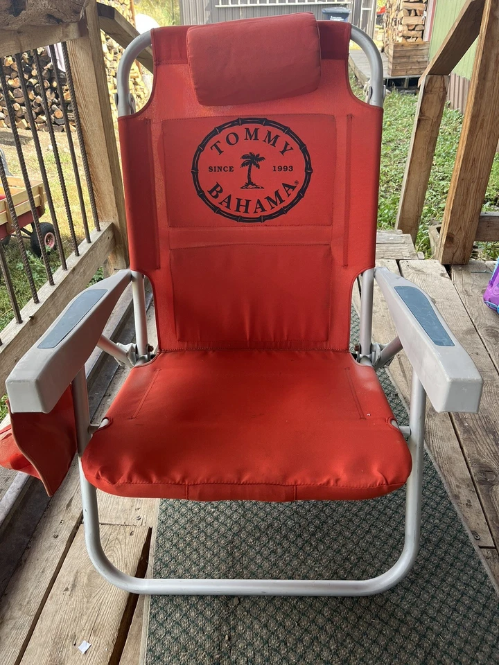 Respaldo de silla de césped de playa plegable Tommy Bahama vintage rojo con bolsa refrigeradora Foto 1 de 4