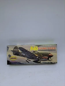 Vintage 1964 Aurora Curtiss Warhawk P-40 Flying Tiger scala 1/4" 44-100 sigillato - Foto 1 di 9
