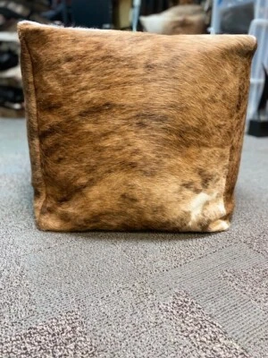 Puf de cuero de vaca: asiento otomano de 18x18x18 pulgadas, cuero y pelo a atigrado  Foto 1 de 4