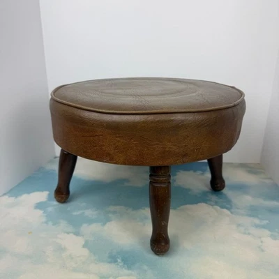 Taburete otomano de pie redondo de cuero sintético marrón MCM de colección patas de madera de 14" x 10" Foto 1 de 4