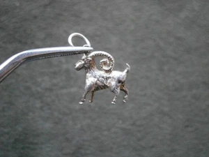 Kleine Ziege Sternzeichen Steinbock Vintage Sterlingsilber Armband Charm Anhänger 1,8 g - Bild 1 von 9