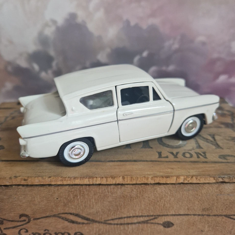 Coche modelo réplica fundido a presión Vanguard Anglia Police 1/32, DP5048 Saico Foto 1 de 4