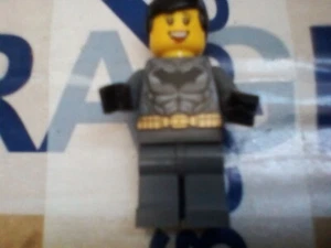 Lego Mini Figure Grey Gold Belt with Black Hair - Picture 1 of 3