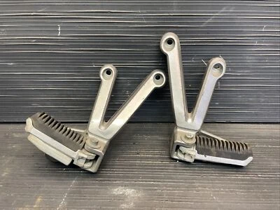 2001 Suzuki Bandit 1200 GSF1200 pegadas e suportes traseiros para passageiros #41924 - Imagem 1 de 4