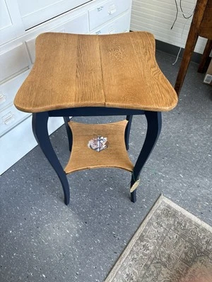 Antigua mesa de salón cuadrada victoriana aserrada en cuartos de madera de roble tigre de 2 niveles E63 Foto 1 de 2