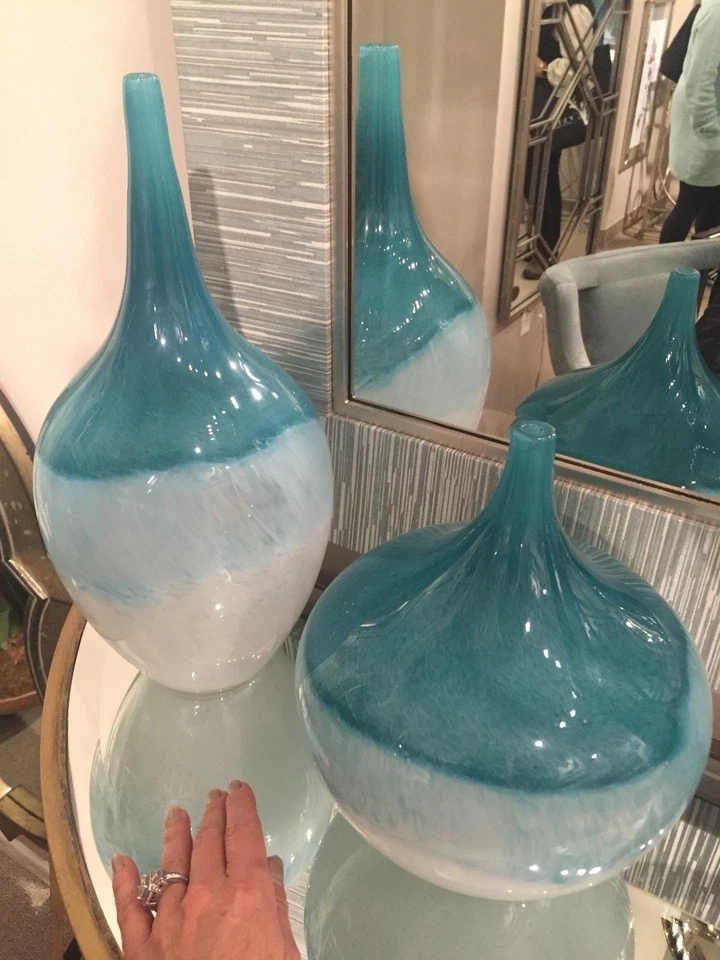 ДВЕ СОВРЕМЕННЫЕ СИНЕ-ЗЕЛЕНЫЕ И БЕЛЫЕ СТЕКЛЯННЫЕ ДЕКОРАТИВНЫЕ БУТЫЛОЧНЫЕ ВАЗЫ СЕРЕДИНЫ ВЕКА 20084 - Изображение 1 из 3