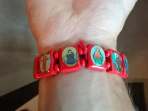 Rotes Holzarmband mit verschiedenen farbigen Bildern von Jesus, Maria und Heiligen; Neu - Bild 1 von 6