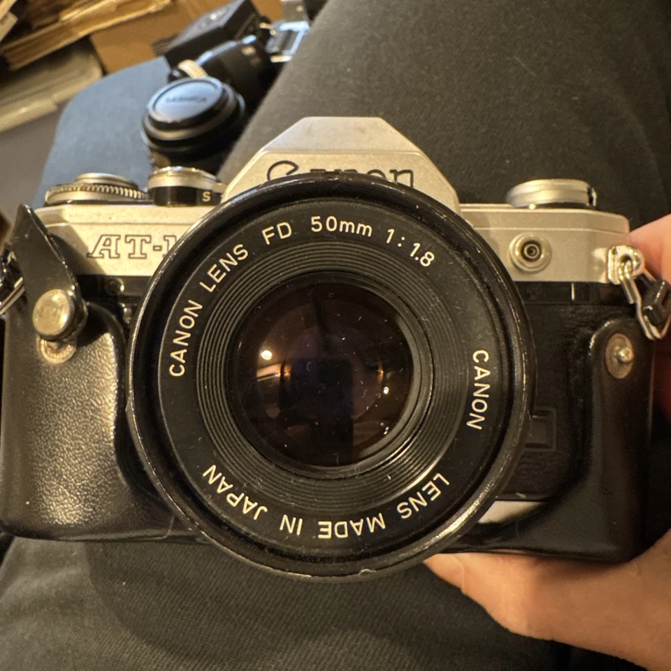 Cámara Canon AT-1 35 mm SLR con 50 mm F/1,8 Foto 1 de 1
