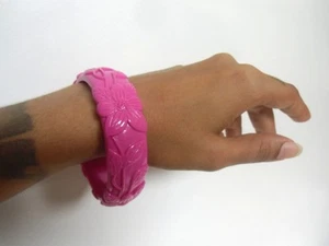 Braccialetto Bangle Spesso Resina Rosa Fucsia Fiori Intagliato Con Retrò Pinup - Foto 1 di 4