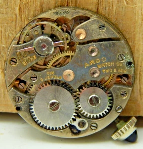 Vintage ARGO 6 jewel 2 adjustment 8/0s watch movement with dial hands and crown - Picture 1 of 4