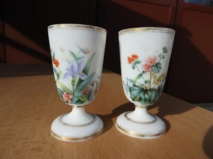 c. 1890 Paar FUSSBECHER MILCHGLAS BECHER floral bemalt Blumen Opalglas KELCHGLAS - Picture 1 of 8