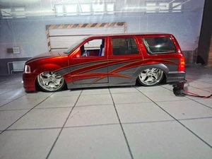 Ford Explorer pressofuso 1/18 con luci funzionanti prodotto da Jada - Foto 1 di 8