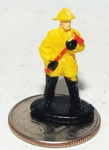 Sehr kleine Mikromaschine Figur eines Feuerwehrmannes mit Axt - Bild 1 von 2