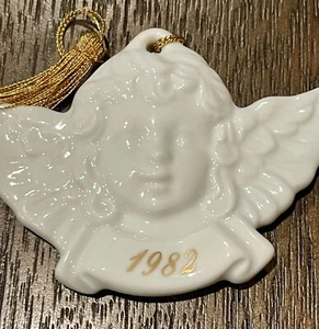 Adorno de ángel de cerámica vintage Avon 1982 recuerdo de Navidad con escritura de 24 k - Imagen 1 de 15