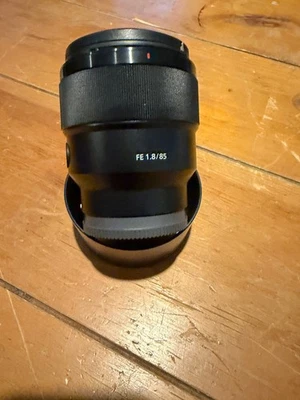 Sony FE 85mm f/1.8 lens Used Great Condition - Image 1 of 4