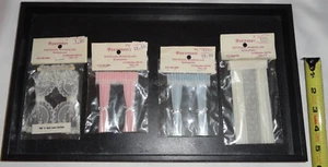 Menge 4 Neu Verpackte Fensterabdeckungen Vorhänge Miniatur Puppenhaus Spitzenvorhänge - Bild 1 von 3