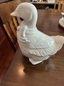 MOTHER GOOSE WITH BOW TIE WHITE COLOR COOKIE JAR COUNTRY - Picture 1 of 6