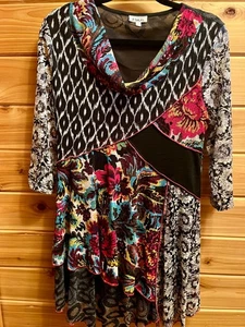 Neu ohne Etikett DAMEN TOP PARIS mehrfarbig Blumenmuster schwarz-magenta Boho Wasserfallausschnitt Patchwork - Bild 1 von 12