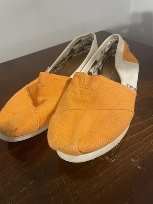 Zapatos Tom’s naranja-blanco para dama talla 7,5 W Foto 1 de 2