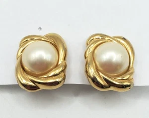 Pendientes de clip vintage Trifari Swirl Marvella imitación perla tono dorado firmados - Imagen 1 de 3