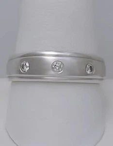 14k WHITE GOLD .19ct ROUND DIAMOND THREE STONE SOLID BACK WEDDING BAND RING - Picture 1 of 10