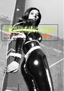 Chapeau melon et bottes de cuir - Diana Rigg en latex - UK - affiche plastifiée - Photo 1/24
