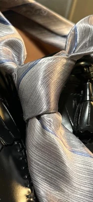 NUEVA CORBATA A RAYAS HELADAS GEOFFREY BEENE LARGA TEJIDA SEDA PLATEADA (AZUL Y GRIS) PARA HOMBRE Foto 1 de 4