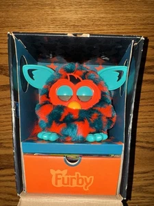 Y2K Hasbro Furby Boom 2012 Teal con stelle arancioni scatola aperta ma mai usato - Foto 1 di 5