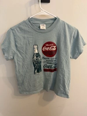 Camiseta Coca-Cola de Pac Sun talla pequeña azul claro Foto 1 de 3