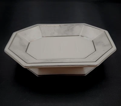 Jabonera de porcelana crema/dorada Carrara nueva con etiquetas. Foto 1 de 4