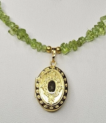 Collar medallón hecho a mano para mujer tono dorado cuentas verdes y doradas cierre magnético Foto 1 de 4