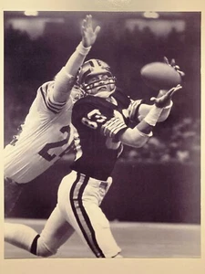 Tinker Owens 83 New Orleans Saints fútbol de acción blanco y negro foto jugador 24 - Imagen 1 de 6