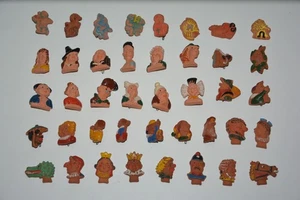 Tonfiguren Miniaturen Kaspertheater Max und Moritz W. Busch Keramik mit Broschen - Bild 1 von 24