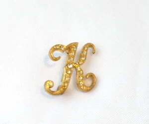 Broche prendedor de diamantes de imitación con monograma letra K tono dorado joyería de metal de diamantes sintéticos - Imagen 1 de 7