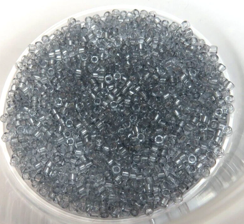11/0 DELICA ~ TRANS GRIS PÁLIDO ~ DB1406 ~ 7 gramos ~ CUENTAS DE SEMILLAS DE VIDRIO MIYUKI Foto 1 de 1