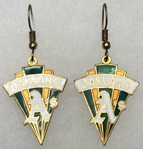 Orecchini pendenti smaltati vintage Peter David MLB Oakland Athletics A's 1990 - Foto 1 di 7