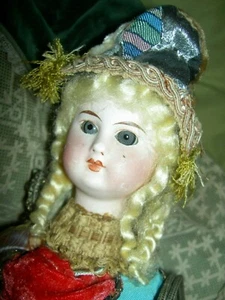 Antike Biskuit, musikalische Marotte, Belton Kopf Narr Puppe auf wirbelndem Holzgriff - Bild 1 von 11