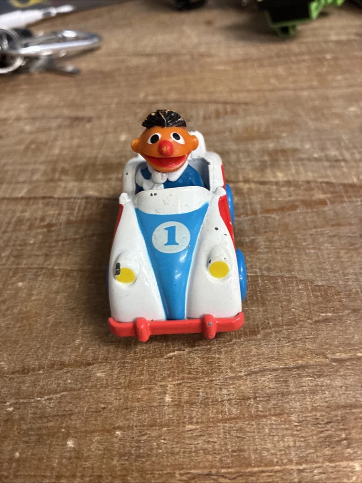Coche diecast de colección Ernie en coche de carreras Sesame Street Muppets Playskool 1981 R80 Foto 1 de 4