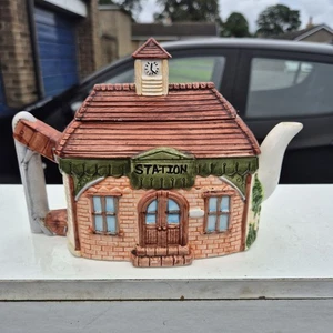 Vintage Collectable Novelty Tea Pot "Station" Building - Foto 1 di 5