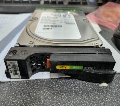 EMC 005049306 V2-PS07-010 1TB 7.2K 3.5" NL-SAS VNXe3100 / VNXe3150 Hard Drive - Image 1 of 2